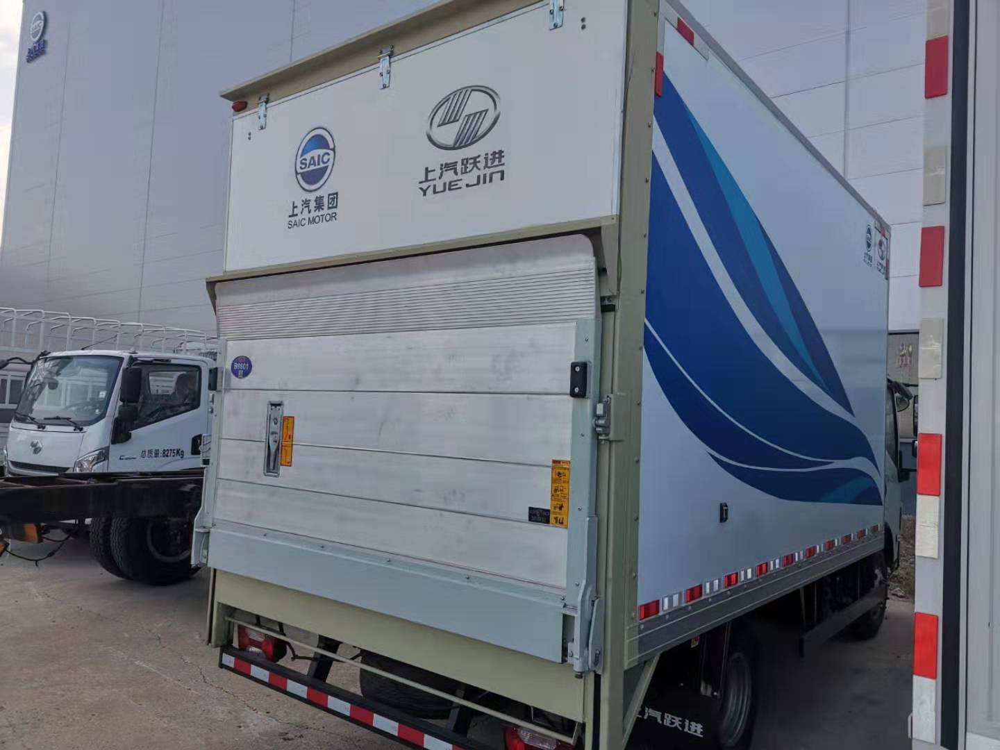 垂直升(shēng)降汽車尾闆