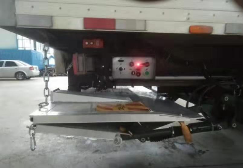 滑動折疊式(shi)汽車尾闆