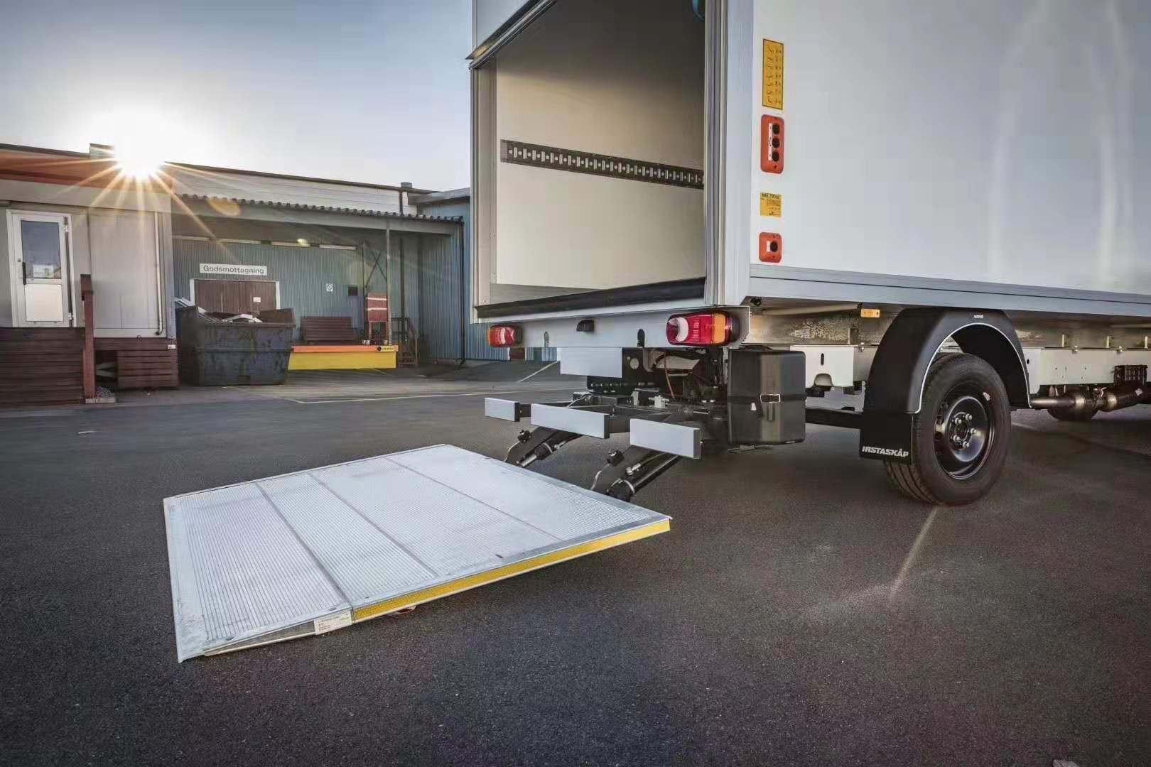 滑動折疊式(shi)汽車尾闆