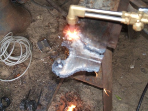 裝載機活塞(sai)杆的拆卸步驟制(zhi)作擰開壓蓋的工(gong)具圖